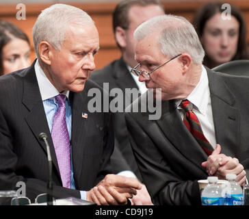 13. Juli 2010 - verleihen Washington, District Of Columbia, USA - Senatoren Orin Hatch und Jeff Sessions vor dem Start der Justizausschuss des Senats am Dienstag. Der Ausschuss seine Abstimmung verzögert am Obersten Gerichtshof nominierte Elena Kagan für eine Woche auf Antrag der Sessions, das Panel Re ranking Stockfoto