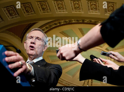 13. Juli 2010 spricht - Washington, District Of Columbia, USA, - Senate Majority Leader Harry Reid gegenüber der Presse am Dienstag wie er eine endgültige Abstimmung am Donnerstag Morgen auf die weitreichende Überholung der Finanzordnung plant. Wenn der Senat übergeben, würde die Rechnung an Präsident Obama für Stockfoto