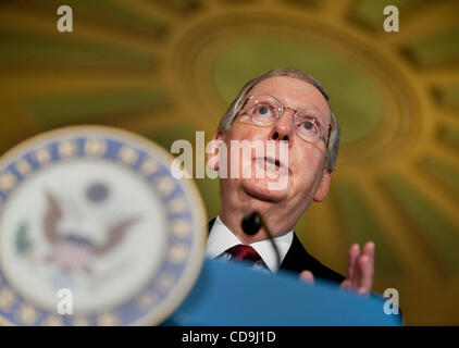 13. Juli 2010 spricht - Washington, District Of Columbia, USA - Senat Minderheitenführer Mitch McConnell zu den Medien wie Republikaner die Ausgabelimits abgelehnt früher in diesem Jahr erneut vorschlagen. Der Senat hat die Kappen von Senatoren Claire McCaskill und Jeff Sessions, zwischen J angeboten Stockfoto