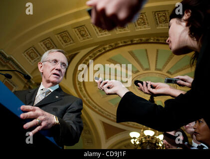 13. Juli 2010 spricht - Washington, District Of Columbia, USA, - Senate Majority Leader Harry Reid gegenüber der Presse am Dienstag wie er eine endgültige Abstimmung am Donnerstag Morgen auf die weitreichende Überholung der Finanzordnung plant. Wenn der Senat übergeben, würde die Rechnung an Präsident Obama für Stockfoto