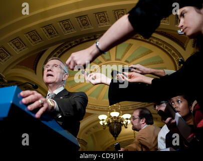 13. Juli 2010 spricht - Washington, District Of Columbia, USA, - Senate Majority Leader Harry Reid gegenüber der Presse am Dienstag wie er eine endgültige Abstimmung am Donnerstag Morgen auf die weitreichende Überholung der Finanzordnung plant. Wenn der Senat übergeben, würde die Rechnung an Präsident Obama für Stockfoto