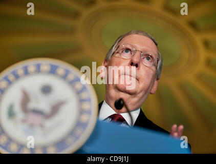 13. Juli 2010 spricht - Washington, District Of Columbia, USA - Senat Minderheitenführer Mitch McConnell zu den Medien wie Republikaner die Ausgabelimits abgelehnt früher in diesem Jahr erneut vorschlagen. Der Senat hat die Kappen von Senatoren Claire McCaskill und Jeff Sessions, zwischen J angeboten Stockfoto