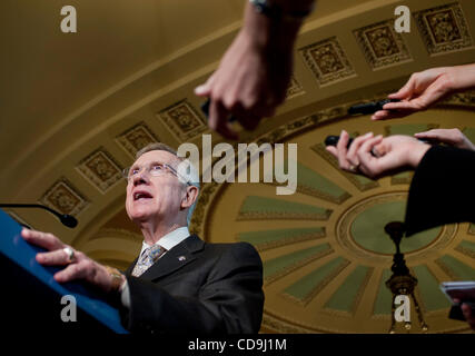 13. Juli 2010 spricht - Washington, District Of Columbia, USA, - Senate Majority Leader Harry Reid gegenüber der Presse am Dienstag wie er eine endgültige Abstimmung am Donnerstag Morgen auf die weitreichende Überholung der Finanzordnung plant. Wenn der Senat übergeben, würde die Rechnung an Präsident Obama für Stockfoto