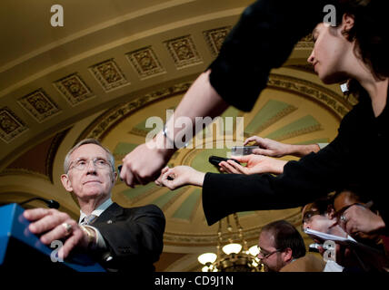 13. Juli 2010 spricht - Washington, District Of Columbia, USA, - Senate Majority Leader Harry Reid gegenüber der Presse am Dienstag wie er eine endgültige Abstimmung am Donnerstag Morgen auf die weitreichende Überholung der Finanzordnung plant. Wenn der Senat übergeben, würde die Rechnung an Präsident Obama für Stockfoto