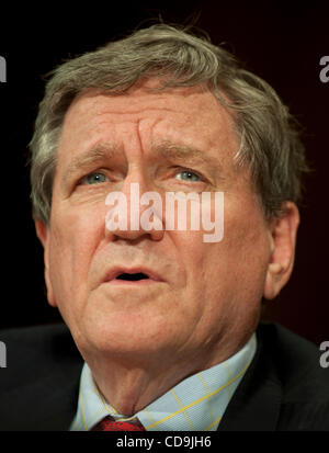 14. Juli 2010 zeugt - Washington, District Of Columbia, USA, - Richard Holbrooke, Sonderbeauftragter für Afghanistan und Pakistan, während eine Senat ausländische Beziehungen Ausschusses Anhörung über Afghanistan Governance und zivile Strategie. (Bild Kredit: Pete Marovich/ZUMApress.com ©) Stockfoto