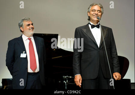 14. Juli 2010 - BXL, Brüssel, Belgien - stellvertretender Bürgermeister von Rom Mauro Cutrufo (L) und Andrea Boccelli während "Rom im Herzen der Zukunft"-Veranstaltung der Stadt Rom als Hauptstadt des internationalen Tourismus in Brüssel am 2010-07-14 von Wiktor Dabkowski hervorheben (Credit-Bild: © Fragen Stockfoto