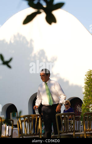 15. Juli 2010 - Athen, Griechenland - Prinz NIKOLAOS von Griechenland ist die Bestman bei der Hochzeit seines Freundes NASOS THANOPOULOS nur wenige Wochen vor seiner eigenen Hochzeit mit TATIANA BLATNIK. (Bild Kredit: Aristidis Vafeiadakis/ZUMApress.com ©) Stockfoto