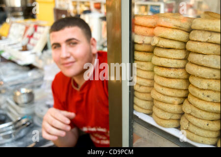 19. Juli 2010 - Gaza-Stadt, Gaza - 19. Juli 2010, Gaza-Stadt, Gaza - ein junger Mann verkauft lokal beliebt Brot auf dem Souk Al Zawia Markt im Bereich der Innenstadt von Gaza City El Balad. (Kredit-Bild: © David Snyder/ZUMApress.com) Stockfoto