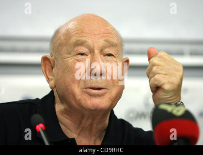 35. Jahrestag der Apollo-Sojus-Test-Projekt wurde in Moskau gefeiert. Im Bild: Kosmonaut Alexei Leonov auf der Pressekonferenz in Moskau. Am 15. Juli 1975 das Raumschiff Sojus-19 mit Kosmonauten Alexei Leonov und Valery Kubasov an Bord abgehoben vom Raumfahrtzentrum Baikonur in der sowjetischen Unio Stockfoto