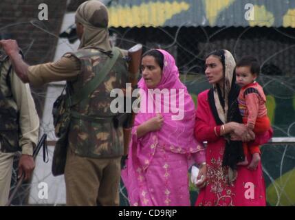 21. Juli 2010 - Kaschmir, Srinagar, Indien - eine indische paramilitärische Soldaten versucht, Kashmiri muslimische Frauen während der Ausgangssperre in der Altstadt in Srinagar, der Sommerhauptstadt des indischen Teil Kaschmirs zu stoppen. Ausgangssperre und Einschränkungen wurden an vielen Orten in der Kaschmir-Tal-Mittwoch, Separat zu verhindern eingeführt. Stockfoto