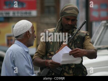 21. Juli 2010 - Kaschmir, Srinagar, Indien - indische paramilitärische Soldaten Chack Sperrstunde Pass kaschmirische Muslim während der Ausgangssperre in der Altstadt in Srinagar, der Sommerhauptstadt des indischen Teil Kaschmirs. Ausgangssperre und Einschränkungen wurden an vielen Orten über das Kaschmir-Tal Mittwoch verhängt, um zu verhindern, dass separatis Stockfoto