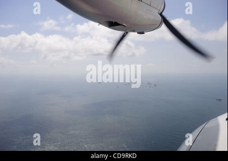 Coast Guard c-144 fließt der deepwater-Horizon-Unfallstelle.  Die Heckrampe ist geöffnet, um Medien, Fotos zu schießen und Videos der Assemblage von Schiffen und Bohren Bohrinseln auf dem Gelände. Stockfoto