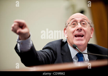 21. Juli 2010 - Washington, District Of Columbia, USA, - KENNETH FEINBERG, Administrator der BP Oil Spill Opfer Ausgleichsfonds, bezeugt vor dem House Judiciary Committee auf '' gewährleistet Gerechtigkeit für die Opfer der Gulf Coast Oil Disaster. (Bild Kredit: Pete Marovich/ZUMApress.com ©) Stockfoto