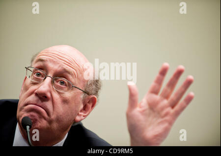 21. Juli 2010 - Washington, District Of Columbia, USA, - KENNETH FEINBERG, Administrator der BP Oil Spill Opfer Ausgleichsfonds, bezeugt vor dem House Judiciary Committee auf '' gewährleistet Gerechtigkeit für die Opfer der Gulf Coast Oil Disaster. (Bild Kredit: Pete Marovich/ZUMApress.com ©) Stockfoto