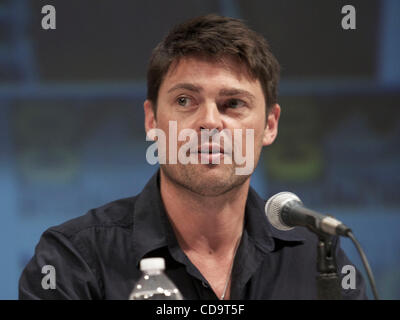 Karl Urban beantwortet Fanfragen auf dem Gipfel Bilder rot-Panel auf der 41. Comic-Con Convention 2010, wo die Welt berühmte jährliche Wallfahrt in San Diego für Liebhaber von Comics geschieht, im Zusammenhang mit Comic-Buch, Filme und allgemeinen rundum Superhelden Anbetung.  Im Kostüm-Fans strömen nach San Diego Stockfoto