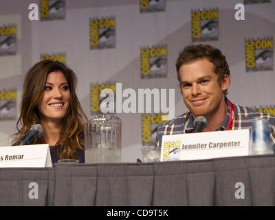 Jennifer Carpenter und Michael C. Hall Beantwortung von Fragen während der Dexter-Podiumsdiskussion auf der 41. Comic-Con Convention 2010, wo die Welt berühmte jährliche Wallfahrt in San Diego für Liebhaber von Comics, Comic-Buch Verwandte Filme und allgemeinen rundum Superhelden Anbetung geschieht.  Fans im Kostüm fl Stockfoto