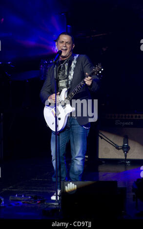 23. Juli 2010 führt im Gibson Amphitheater in Universal City - Los Angeles, Kalifornien, USA - spanischer Sänger ALEJANDRO SANZ. (Bild Kredit: Leopoldo Pena/ZUMApress.com ©) Stockfoto