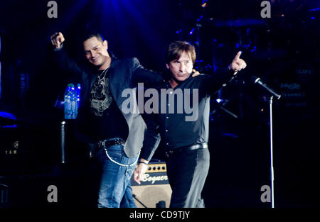 23. Juli 2010 führen - Los Angeles, Kalifornien, USA - spanischer Sänger ALEJANDRO SANZ und RICARDO MONTANER im Gibson Amphitheater in Universal City. (Bild Kredit: Leopoldo Pena/ZUMApress.com ©) Stockfoto