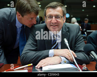 26. Juli 2010 - BXL, Brüssel, Belgien - belgische ausgehende Vizepremierminister und Außenminister und Minister für institutionelle Reformen Steven Vanackere (CD & V flämischen Christdemokraten) (R) und belgische Staatssekretär für die Vorbereitung der EU-Präsidentschaft, Olivier Chastel (Herr Französisch sprechenden Stockfoto