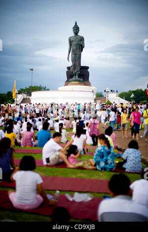 26. Juli 2010 - Nakhon Pathom, Thailand - Thais sitzen vor einem 15.87 Meter hohe Buddha-Statue buddhistischen Fastenzeit tagsüber an Phutthamonthon. Die Statue gilt als der höchste frei stehende Buddha-Statue der Welt. Phutthamonthon ist ein buddhistischer Park in einer Provinz im Westen von Stockfoto