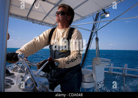 28. Juli 2010 - Miami, Florida, USA - Captain '' MARK The Shark'' QUARTIANO, Pompano Beach, Fl, steuert sein Boot '' Stürmer-1'' auf der Suche nach seinem Lieblings-Angelplatz entlang der Kurve des Golfstroms, etwa 2 Meilen vor der Küste von Miami, Florida. QUARTIANO ist eine weltbekannte Hai Jäger ba Stockfoto