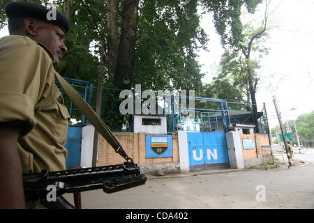 4. August 2010 - weiter Srinagar, Kaschmir, Indien - An indischen paramilitärischen Soldat Wache vor Vereinten Nation (UN) Büro während der steht Ausgangssperre in Srinagar, der Sommerhauptstadt des indischen Teil Kaschmirs. Der Tod Anfang Juni der 17 jährige Student - getötet von einem Polizei Tränengas Shell - set aus der Serie Stockfoto