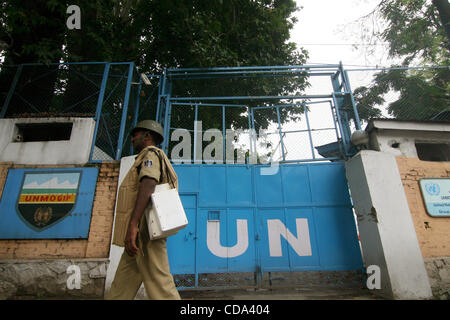 4. August 2010 - weiter Srinagar, Kaschmir, Indien - An indischen paramilitärischen Soldat Wache vor Vereinten Nation (UN) Büro während der steht Ausgangssperre in Srinagar, der Sommerhauptstadt des indischen Teil Kaschmirs. Der Tod Anfang Juni der 17 jährige Student - getötet von einem Polizei Tränengas Shell - set aus der Serie Stockfoto