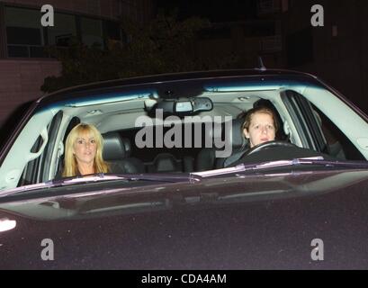 4. August 2010 besuchen - Los Angeles, Kalifornien, USA - Lindsay Lohans Mutter DINA LOHAN und Schwester ALI LOHAN Lindsay an UCLAs Resnick neuropsychiatrischen Krankenhaus in Westwood 04.08.2010. 2010.K66070VP... ** der Preis ausgehandelt werden * (Credit-Bild: © V.P./Globe Photos/ZUMApress.com) Stockfoto