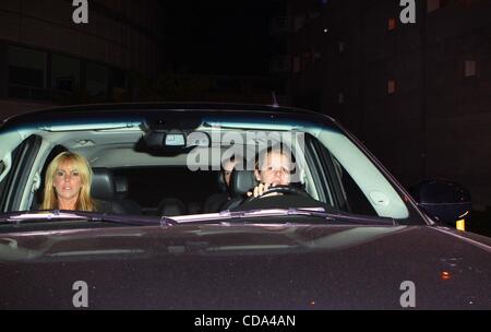 4. August 2010 besuchen - Los Angeles, Kalifornien, USA - Lindsay Lohans Mutter DINA LOHAN und Schwester ALI LOHAN Lindsay an UCLAs Resnick neuropsychiatrischen Krankenhaus in Westwood 04.08.2010. 2010.K66070VP... ** der Preis ausgehandelt werden * (Credit-Bild: © V.P./Globe Photos/ZUMApress.com) Stockfoto
