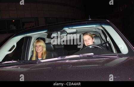 4. August 2010 besuchen - Los Angeles, Kalifornien, USA - Lindsay Lohans Mutter DINA LOHAN und Schwester ALI LOHAN Lindsay an UCLAs Resnick neuropsychiatrischen Krankenhaus in Westwood 04.08.2010. 2010.K66070VP... ** der Preis ausgehandelt werden * (Credit-Bild: © V.P./Globe Photos/ZUMApress.com) Stockfoto