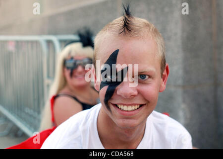 5. August 2010 - Chicago, Illinois, USA - Mychael Horak, links und Tiela McAfee, beide 19, richten Sie Stühle vor dem Haupteingang zum Lollapalooza 24 Stunden vor Beginn der 3-Tages-Festival im Grant Park von Chicago. Die beiden angezogen, Make-up und Kleidung, die ihre Begeisterung für Freitag Headlin reflektieren Stockfoto