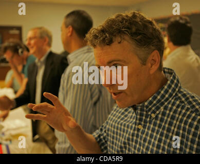 Tea Party Republikanischen Senat nominierte RAND PAUL Gespräche mit Fans, die nach der jährlichen Graves County Republikanische Partei Fancy Farm Picknick-Frühstück in der Cafeteria Graves County High School. Umfragen zeigen Paul derzeit führenden seinen demokratischen Gegner. Stockfoto