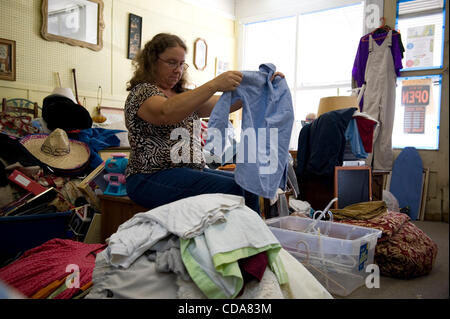 Rockman, Georgien--Helfende Hände Ministerium freiwillige Denise Peace sortiert und Falten gespendeten Kleidung, um auf die Thrift Store Racks platziert und möglicherweise einen Dollar oder 50 Cent verkauft werden oder sogar da ist es Weg, wenn eine Familie ist wirklich in Not.  Was fördert das Ministerium sammelt aus dem Verkauf der Kleidung, Stockfoto