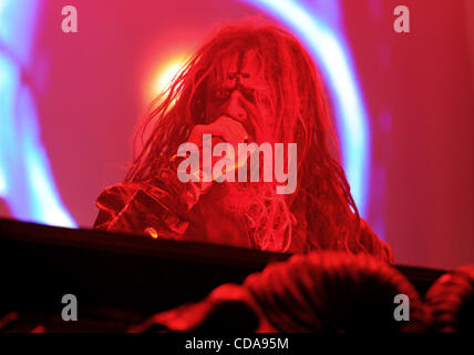 13. August 2010 - Dallas, TX, Vereinigte Staaten von Amerika - 13. August 2010: Rob Zombie führt live auf der Bühne im Superpages.com Center in Dallas, TX zur Unterstützung ihres letzten Albums Hellbilly Deluxe 2 während 2010 Rockstar Energy Drink Mayhem Festival auf der North American Tour. Obligatorische Credit: Stockfoto