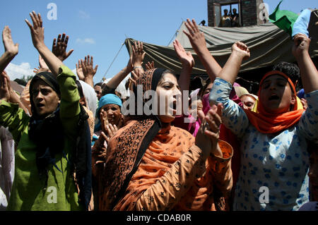 Kashmiri muslimische Protest zeigen während einer Anti-Indien-Protest am Stadtrand von Srinagar, der Sommerhauptstadt des indischen Teil Kaschmirs, 18. August 2010. Die zwei Monate alten Proteste, die zornigsten seit 1989, ein separatistischer Aufstand gegen Neu-Delhi in Kaschmir ausbrach haben bisher 59 Menschen getötet. Die Stockfoto