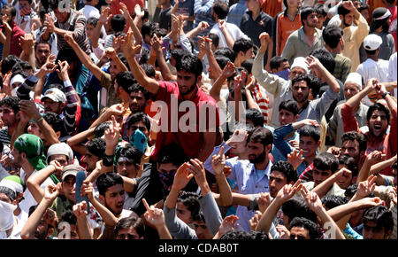 Kashmiri muslimische Protest zeigen während einer Anti-Indien-Protest am Stadtrand von Srinagar, der Sommerhauptstadt des indischen Teil Kaschmirs, 18. August 2010. Die zwei Monate alten Proteste, die zornigsten seit 1989, ein separatistischer Aufstand gegen Neu-Delhi in Kaschmir ausbrach haben bisher 59 Menschen getötet. Die Stockfoto