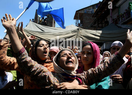 Kashmiri muslimische Protest zeigen während einer Anti-Indien-Protest am Stadtrand von Srinagar, der Sommerhauptstadt des indischen Teil Kaschmirs, 18. August 2010. Die zwei Monate alten Proteste, die zornigsten seit 1989, ein separatistischer Aufstand gegen Neu-Delhi in Kaschmir ausbrach haben bisher 59 Menschen getötet. Die Stockfoto