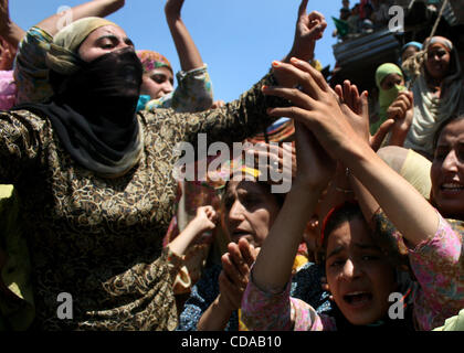 Kashmiri muslimische Protest zeigen während einer Anti-Indien-Protest am Stadtrand von Srinagar, der Sommerhauptstadt des indischen Teil Kaschmirs, 18. August 2010. Die zwei Monate alten Proteste, die zornigsten seit 1989, ein separatistischer Aufstand gegen Neu-Delhi in Kaschmir ausbrach haben bisher 59 Menschen getötet. Die Stockfoto