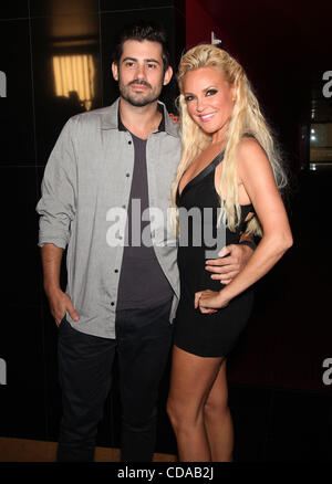 18. August 2010 statt - Hollywood, Kalifornien, USA - Schauspieler BRIDGET MARQUART & Datum Ankunft in "Piranha 3D" Los Angeles Premiere in den Mann Chinesisch 6 Theatern. (Kredit-Bild: © Lisa O'Connor/ZUMApress.com) Stockfoto