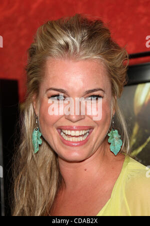 18. August 2010 statt - Hollywood, Kalifornien, USA - Schauspieler REBECCA ROMIJN Ankunft in "Piranha 3D" Los Angeles Premiere in den Mann Chinesisch 6 Theatern. (Kredit-Bild: © Lisa O'Connor/ZUMApress.com) Stockfoto