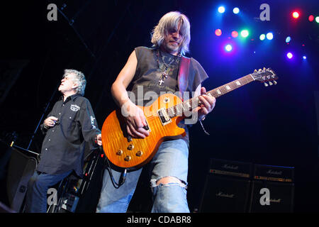 Schottische Rock Band Nazareth die live in Moskau. Im Bild: Sänger Dan McCafferty (l). Stockfoto