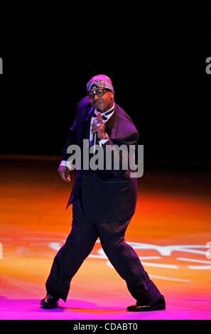 20. August 2010 führt - Louisville, Kentucky, USA - Rapper MC HAMMER, mit bürgerlichem Namen STANLEY KIRK BURRELL ist, im Kardinal-Stadion während der Kentucky State Fair. Hammer stieg zuerst zum Ruhm in den späten 1980er Jahren, gewann drei Grammy Awards und immer der erste hip Hop Künstler, ein Album zu erreichen Stockfoto