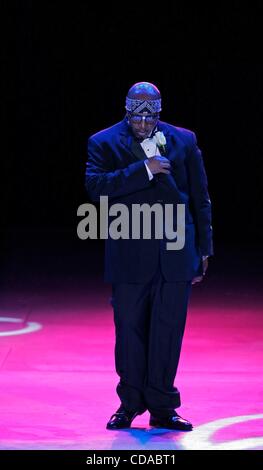20. August 2010 führt - Louisville, Kentucky, USA - Rapper MC HAMMER, mit bürgerlichem Namen STANLEY KIRK BURRELL ist, im Kardinal-Stadion während der Kentucky State Fair. Hammer stieg zuerst zum Ruhm in den späten 1980er Jahren, gewann drei Grammy Awards und immer der erste hip Hop Künstler, ein Album zu erreichen Stockfoto