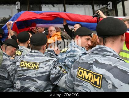 22. August 2010 wurde wegen Teilnahme an einer friedlichen Demonstration zur Unterstützung der russischen Nationalflagge - Moskau, Russland - ehemaliger erster stellvertretender Premierminister von Russland B. Nemzow verhaftet. Polizisten aus Polizei Spezialeinheiten OMON kämpfen mit Flagge Unterstützer. (Kredit-Bild: © PhotoXpress/ZUMApress Stockfoto