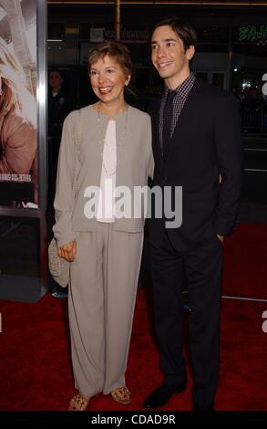 23. August 2010 - Hollywood, Kalifornien, USA - JUSTIN LONG & Mutter besuchen die PREMIERE von "GOING THE DISTANCE". BEI DEM CHINESE THEATER. IN HOLLYWOOD, CA AM 23. AUGUST, 2010..K65692PR.  --PHOTOS(Credit Image: © Phil Roach/Globe Photos/ZUMApress.com) Stockfoto