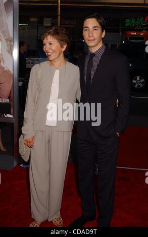 23. August 2010 - Hollywood, Kalifornien, USA - JUSTIN LONG & Mutter besuchen die PREMIERE von "GOING THE DISTANCE". BEI DEM CHINESE THEATER. IN HOLLYWOOD, CA AM 23. AUGUST, 2010..K65692PR.  --PHOTOS(Credit Image: © Phil Roach/Globe Photos/ZUMApress.com) Stockfoto