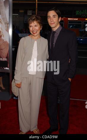 23. August 2010 - Hollywood, Kalifornien, USA - JUSTIN LONG & Mutter besuchen die PREMIERE von "GOING THE DISTANCE". BEI DEM CHINESE THEATER. IN HOLLYWOOD, CA AM 23. AUGUST, 2010..K65692PR.  --PHOTOS(Credit Image: © Phil Roach/Globe Photos/ZUMApress.com) Stockfoto