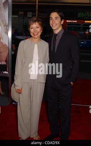 23. August 2010 - Hollywood, Kalifornien, USA - JUSTIN LONG & Mutter besuchen die PREMIERE von "GOING THE DISTANCE". BEI DEM CHINESE THEATER. IN HOLLYWOOD, CA AM 23. AUGUST, 2010..K65692PR.  --PHOTOS(Credit Image: © Phil Roach/Globe Photos/ZUMApress.com) Stockfoto