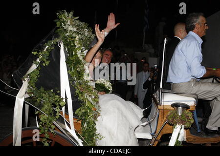 25. August 2010 - Insel Spetses, Griechenland - Prinz Nikolaos von Griechenland mit seiner Frau Tatiana Blatnik aus die Kirche verlassen. (Bild Kredit: Aristidis Vafeiadakis/ZUMApress.com ©) Stockfoto