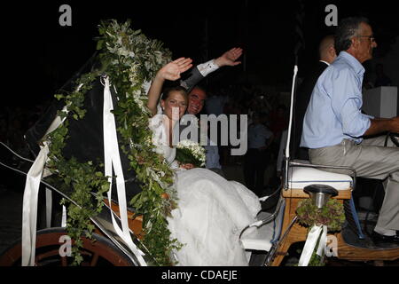 25. August 2010 - Insel Spetses, Griechenland - Prinz Nikolaos von Griechenland mit seiner Frau Tatiana Blatnik aus die Kirche verlassen. (Bild Kredit: Aristidis Vafeiadakis/ZUMApress.com ©) Stockfoto